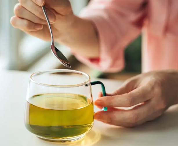 Iced Green Tea: Health Benefits, Risks, and How to Make It Healthier